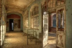 Glasschilderij Verlaten Gebouw met Bed